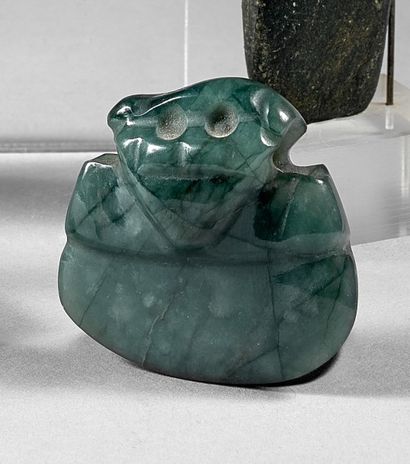 null PENDENTIF en jade bleu vert translucide sculpte d'une tete, perce lateralement...