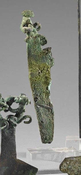 null COUTEAU en bronze patine a lame (incomplete) terminee par un singe assis
CHIMU...