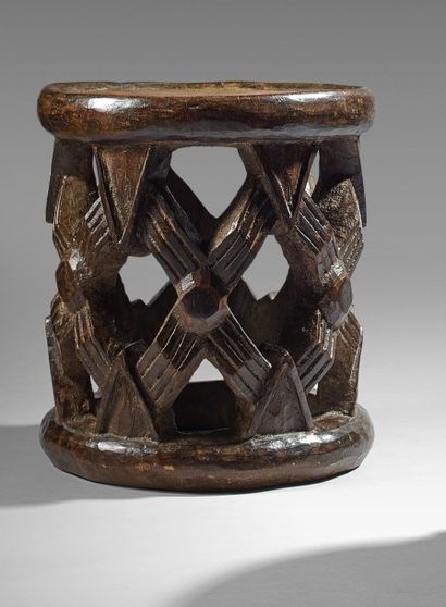 null Tabouret Bamileke - Cameroun
Bois a patine claire - Hauteur: 42 cm - Diametre...