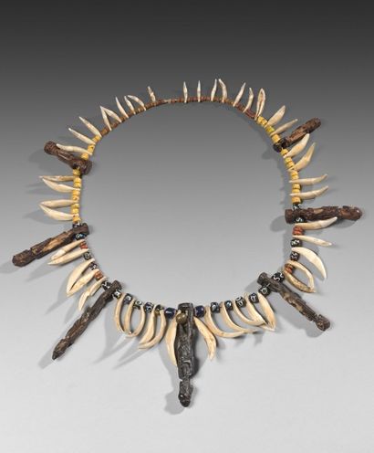 null Collier Dayak - Borneo - Indonesie
Bois - perles en verre - dents - bronze
Hauteur:...
