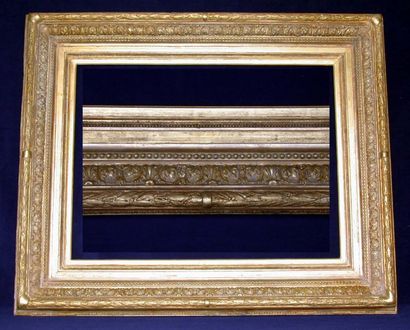 null CADRE en bois et stuc dorés dit « Barbizon ». XIXe siècle. 71,5 x 54 x 14 c...