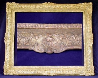 null CADRE en chêne sculpté et redoré à décor Bérain d'époque Louis XIV . 64 x 80...