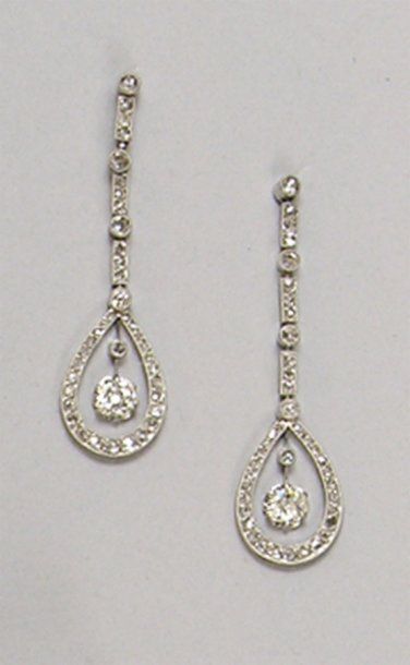 null Paire de BOUCLES D'OREILLES en or gris en forme de goutte pavée de diamants...