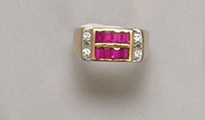 null BAGUE en or jaune, ornée de deux rangs de rubis calibrés bordés de petits diamants....