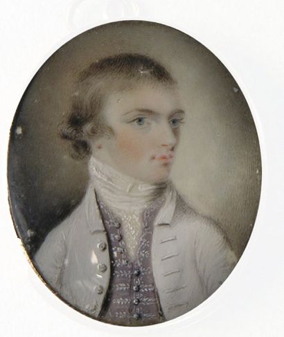 ECOLE ANGLAISE fin XVIII° siècle Portrait de jeune homme en habit blanc, gilet lilas,...