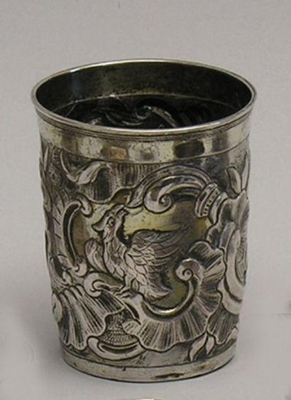 null TIMBALE en argent repoussé de rinceaux feuillagés et tulipes. Moscou 1739, Poids...