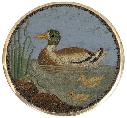 null Rare MICROMOSAIQUE ronde représentant un canard et ses cannetons nageant sur...