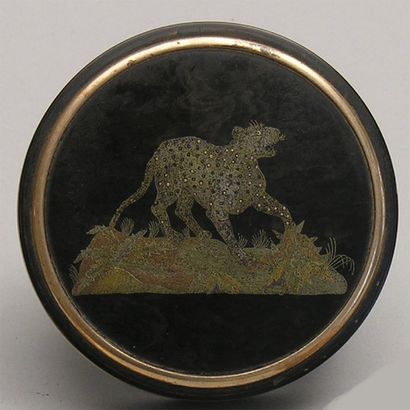 null DRAGEOIR rond en or et écaille piquée d'un léopard au naturel. Paris 1787-1788...
