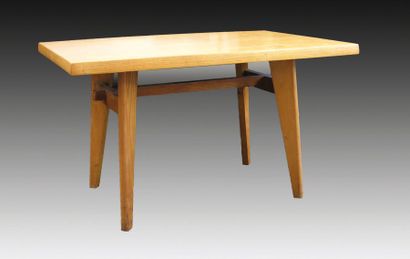Charlotte PERRIAND (1903-1999) Table en frêne à plateau rectangulaire légèrement...