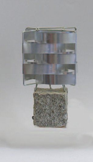 SAUZE Max (né en 1933) Lampe de table en lamelles d'aluminium incurvées sur une structure...