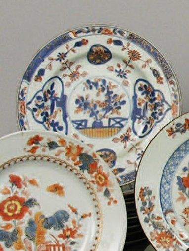 null Suite de ONZE ASSIETTES en porcelaine de Chine à décor Imari bleu, corail et...