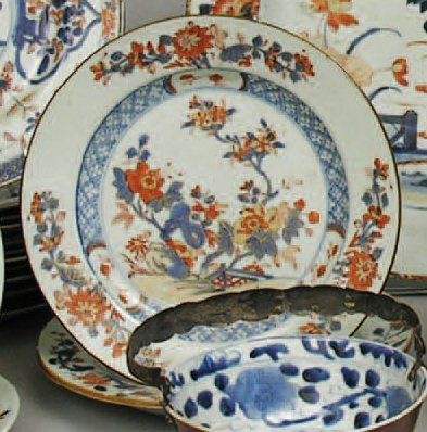 null DEUX ASSIETTES en porcelaine de Chine à décor Imari corail, bleu et or de motifs...
