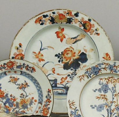 null PLAT rond en porcelaine de Chine à décor Imari bleu, corail et or de branchages...