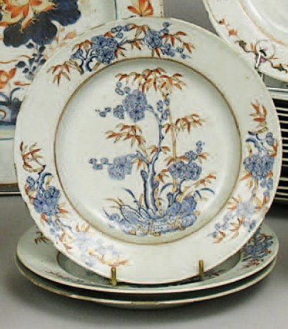 null TROIS ASSIETTES en porcelaine de Chine à décor Imari corail, bleu et or de motifs...