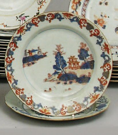 null DEUX ASSIETTES en porcelaine de Chine à décor Imari corail, bleu et or de motifs...