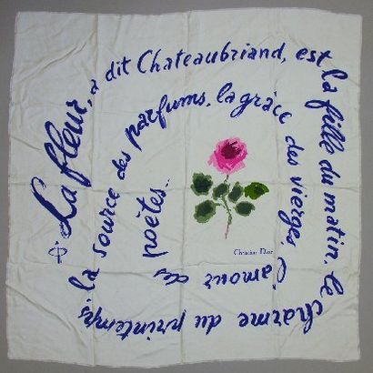 null Un FOULARD CHRISTIAN DIOR en soie, au centre une rose entourée d'une écriture...