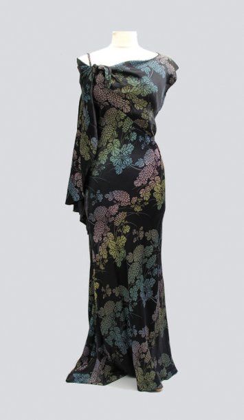 null Une robe longue en soie noire imprimée d'un motif japonisant à décor de fleurs....