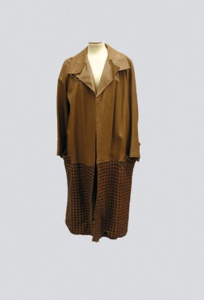 null Un manteau en cuir Camel avec parements tressés. Vers 1920.