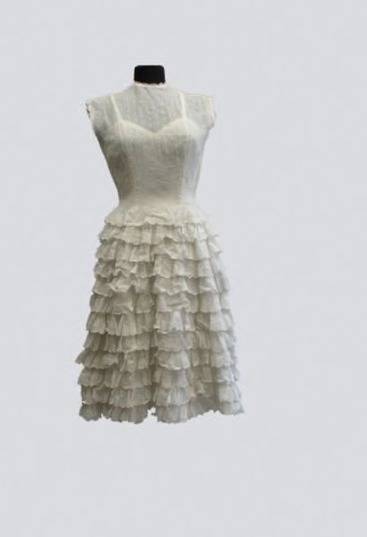 null Une robe en plumetis blanc à volants vers 1950. Griffée Jacques GRIFFE.