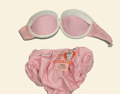 null Un maillot de bain deux pièces, « bikini » en vichy rose et blanc, portant son...