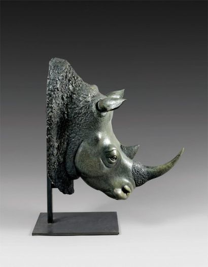 JACQUESSON Florence (née en 1962) Portrait de rhinocéros africain Bronze patiné signé...