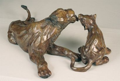 VASSIL (né en 1949) Tendresse Bronze à patine brune, signé et numéroté 4/8 H:24 cm,...