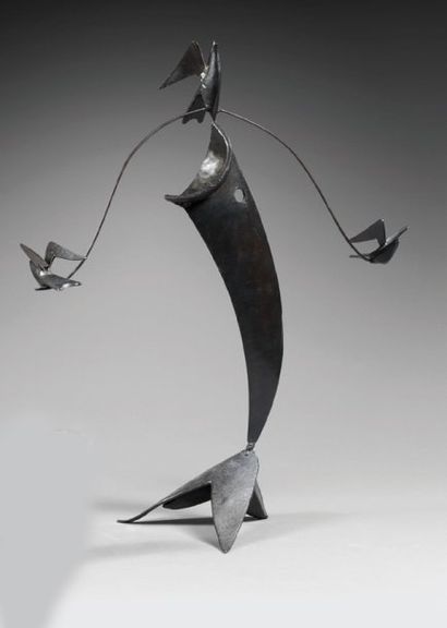 AUGIER Jean Pierre (né en 1941) Mobile au poisson et aux oiseaux Bronze monogrammé...