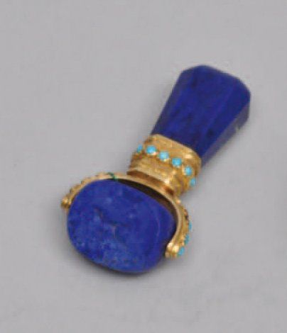 null Petit CACHET en lapis lazuli à monture d'or jaune rythmée de cabochons turquoise....