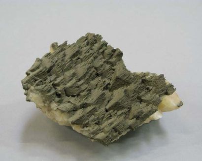 LOT composé de 8 minéraux: -une grande CALCITE...