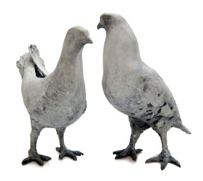 CROSBY Dido (née en 1961) Couple de pigeons Bronze à patine blanche Ht 21 et 22 ...