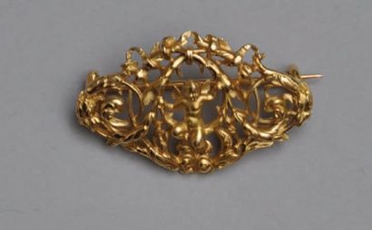 null BROCHE en or jaune composee d'entrelacs, de rinceaux feuillages et centree d'un...