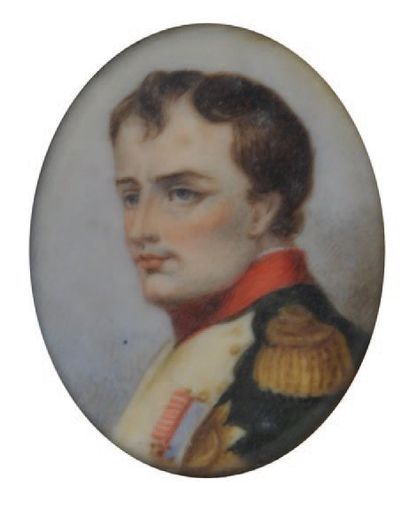 ECOLE FRANCAISE. XIXe Portrait de Napoléon 1er.. Miniature ovale, sur ivoire. 4,3...