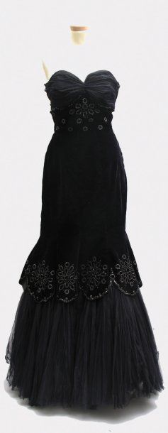 null Une robe longue bustier en velours de soie noir, bordé de perles et de tulle...