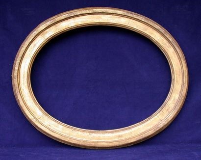 null CADRE ovale en chêne mouluré doré d'époque Louis XVI. 38 x 52,5 x 7 cm.