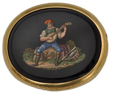 null BROCHE MICROMOSAÏQUE ovale à décor d'un joueur de mandoline sur fond noir Monture...