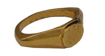 null BAGUE en or. Chaton ovale uni ; anneau uni angulaire Fin de l'époque romaine,...