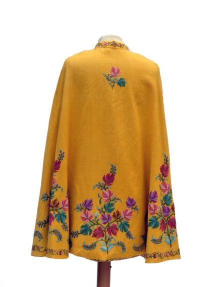null ANONYME : Circa 1930 : Cape en lainage jaune, rebrodée de fleurs multicolores,...
