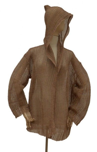 null ISSEY MIYAKE: Circa 1990: Manteau en fil de coton sec tricoté dans les tons...