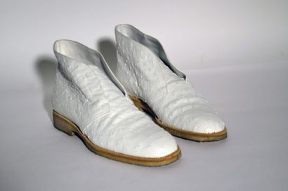 CELINE: Paire de boots en autruche blanche,...