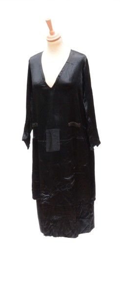 null 4 PIECES CIRCA 1920: Jeanne LANVIN: 1 Robe en satin noir bordée au col et en...