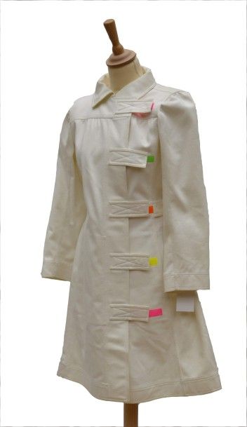 COURREGES: Manteau en coton blanc, fermé...