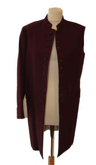 null COMME DES GARCONS: Manteau composé d'une veste en lainage lie de vin à une manche...