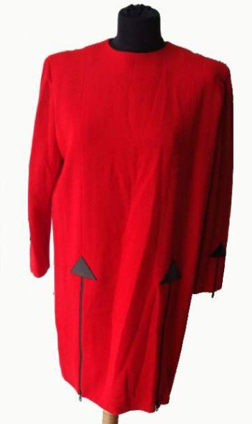 null PIERRE CARDIN: Robe en lainage rouge avec motifs "flèches" en cuir noir, circa...