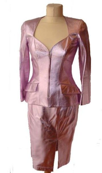 null THIERRY MUGLER: 2 pièces: 1 Veste en satin bleu ciel et 1 tailleur jupe en cuir...