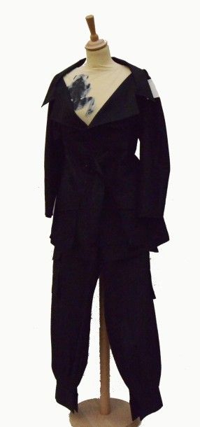 null YOHJI YAMAMOTO: Ensemble 3 pièces veste et pantalon noirs et débardeur en rayonne...
