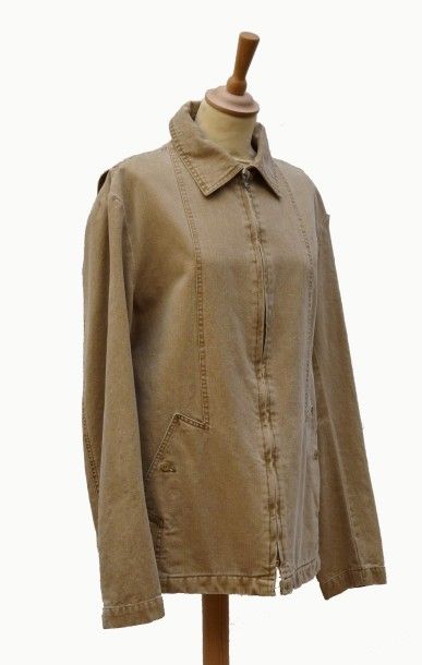 null MARTIN MARGIELA : Lot de trois vestes ou blouson. Blouson en cuir blanc, ligne...