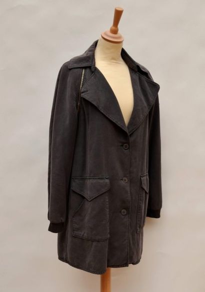 null MARTIN MARGIELA : Lot de trois vestes. Veste en coton gris, zippée, accident...