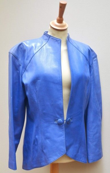 null Jean-Claude JITROIS: VESTE longue en cuir bleu , circa 1980 