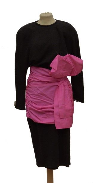 null ANGELO TARLAZZI: Robe en maille noire et ruban rose, circa 1980 (Tache)