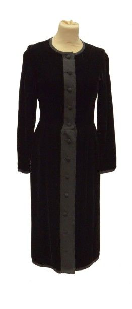 null LANVIN: Petite robe en velours noir, gansée de GrosGrain